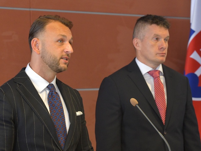 Zurian vysvetlil, prečo reorganizoval Úrad inšpekčnej služby. Šutaj Eštok je s jeho prácou spokojný, Mikulec reaguje