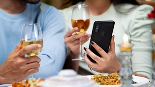 Vzdajte sa telefónu a máte fľašu vína zadarmo. Presvedčila by vás nevšedná ponuka talianskej reštaurácie?