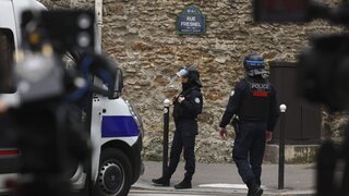 Polícia v Paríži je v pozore. Pri iránskom konzuláte zadržala muža, ktorý sa chcel z pomsty odpáliť