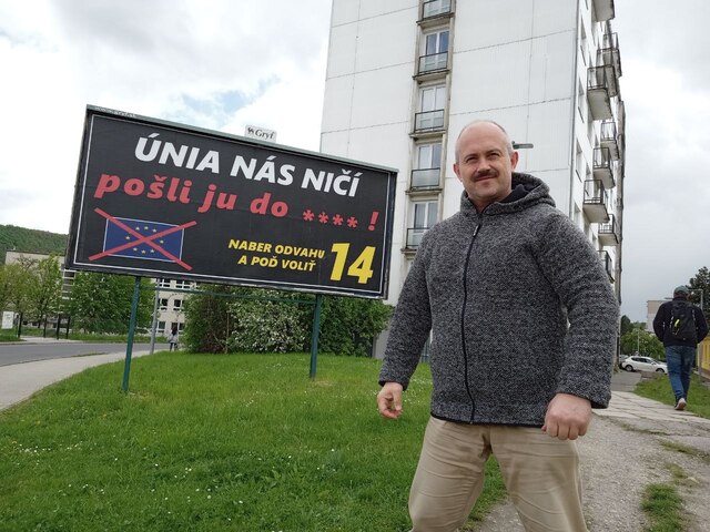 Kontroverzný bilbord podporujúci kotlebovcov poburuje verejnosť. Hovorca strany vraj o vulgarizmoch nevie