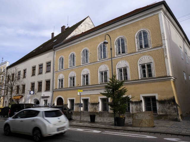 Štyria Nemci kládli ruže Hitlerovi k narodeninám. Skončili v rukách polície