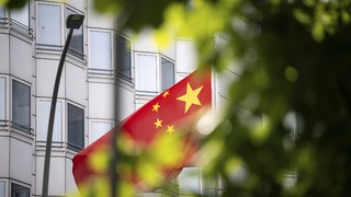 Za špionáž pre Čínu zadržali asistenta europoslanca za AfD. Európsky parlament mu pozastavil výkon funkcie