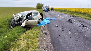 Pri obci Horná Kráľová sa čelne zrazili dve autá. Na mieste zasahovali dve pozemné ambulancie a vrtuľník