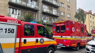 FOTO/VIDEO: V Bratislave horel byt. Hasiči museli vypáčiť dvere, dym si všimli susedia