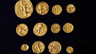 Objavil hotový poklad. Muž s detektorom kovov našiel v susednom Česku zlaté, niekoľko tisíc rokov staré mince