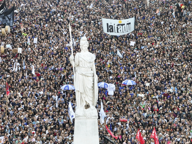 V Argentíne sa konali masové demonštrácie proti úsporným opatreniam vlády. V uliciach boli stotisíce ľudí