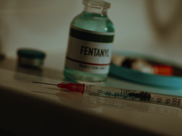 Má prezývku zombie droga. Fentanyl je mnohonásobne silnejší než heroín, dostal sa už aj k našim susedom