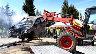 Experiment hasičov. Na Lešti predviedli hasenie elektromobilu v uzavretom priestore