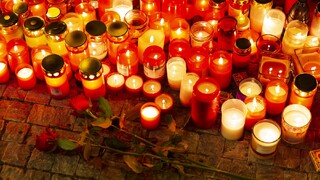 Polícia vyšetruje samovraždu matky obete po masovej streľbe v Prahe. Skočila do priepasti, odviezť ju tam mal expolicajt