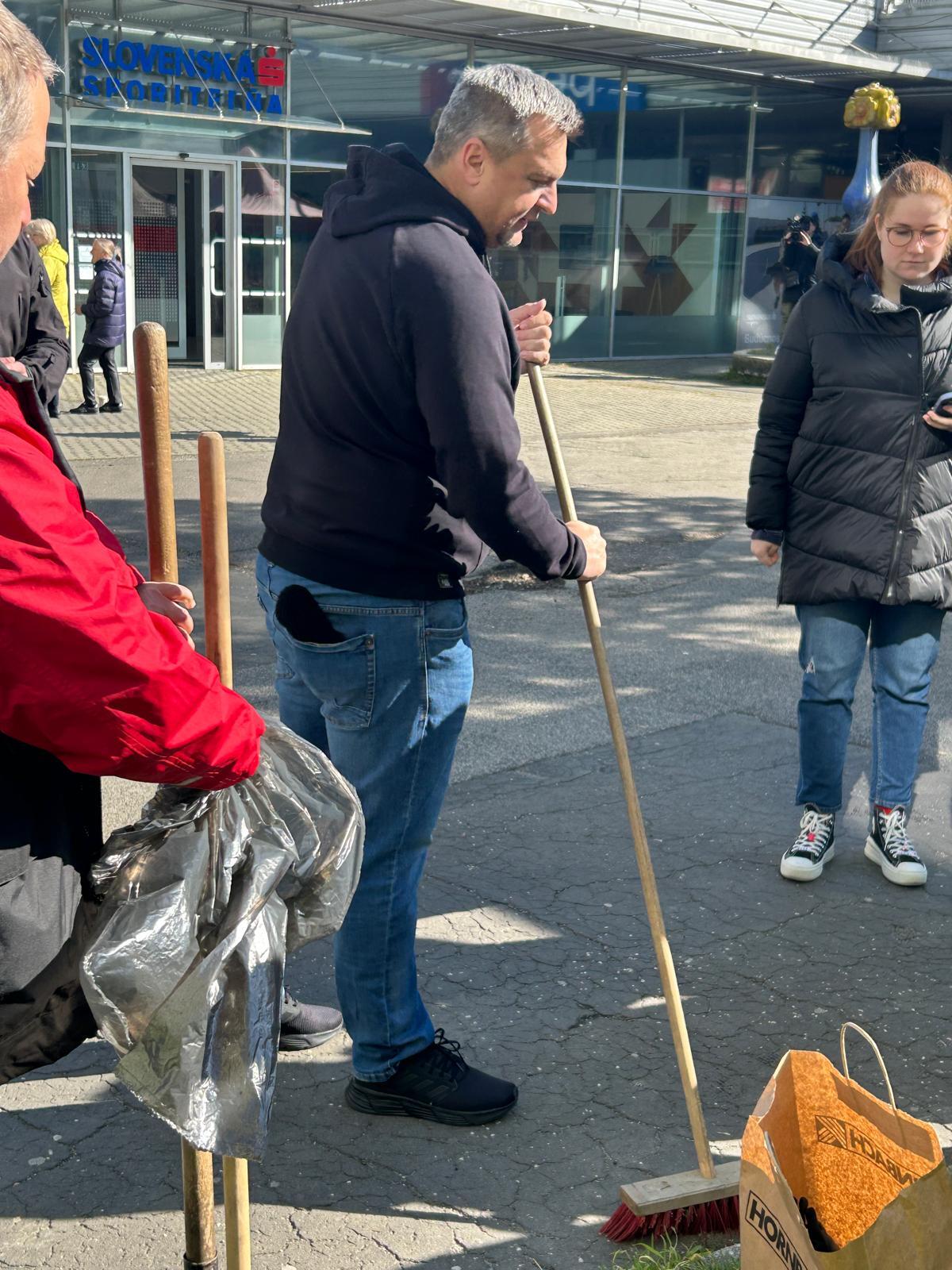 Andrej Danko upratuje Dúbravku
