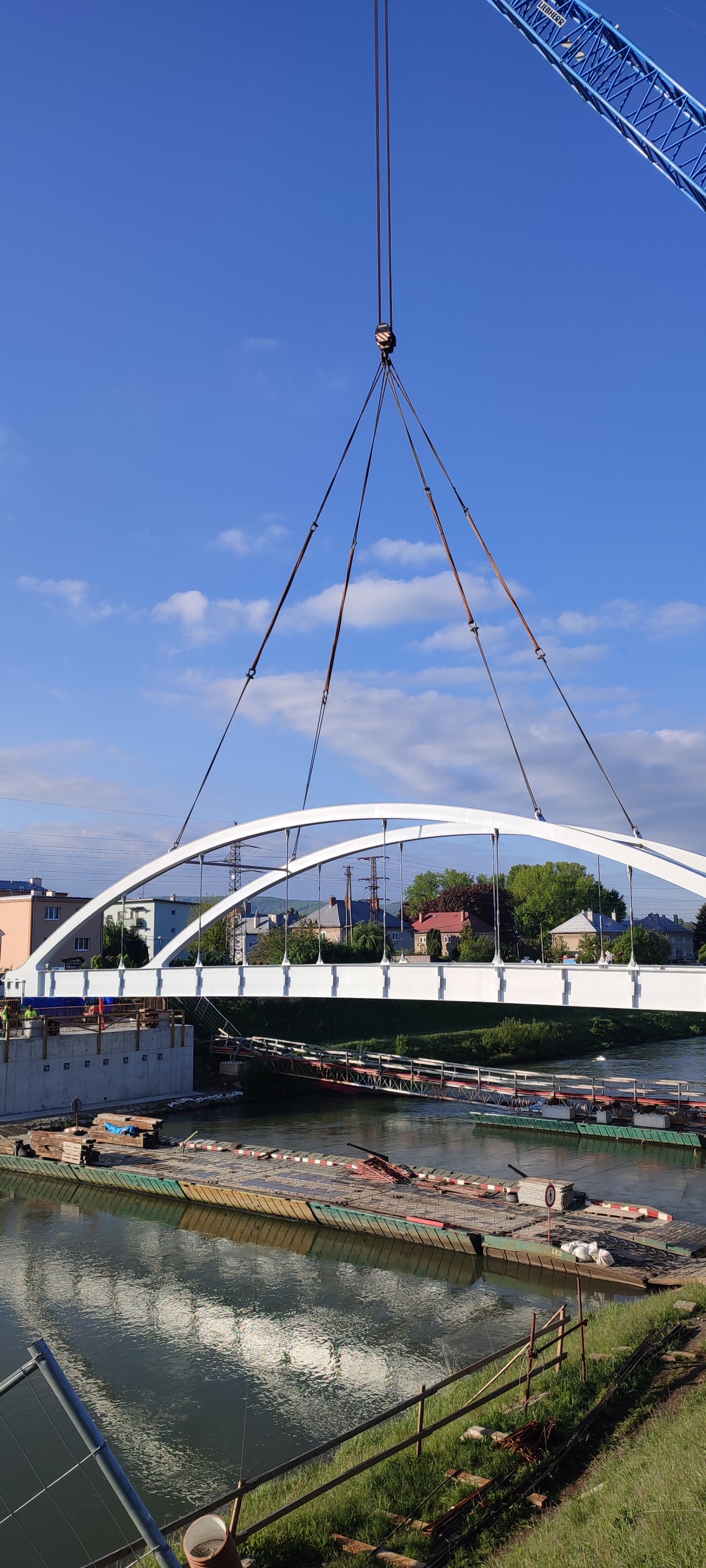 Osádzanie novej mostnej konštrukcie cez Kočkovský kanál v Ilave
