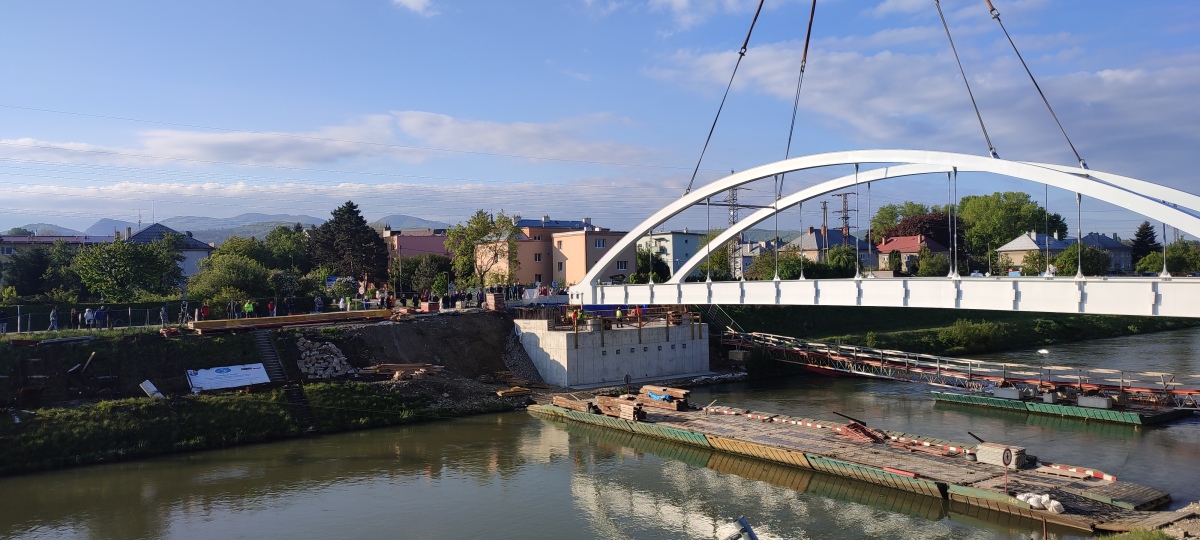 Osádzanie novej mostnej konštrukcie cez Kočkovský kanál v Ilave