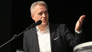 Bral poslanec nemeckej strany AfD Bystroň úplatky? Tvrdí, že od proruskej siete dostal len balíčky