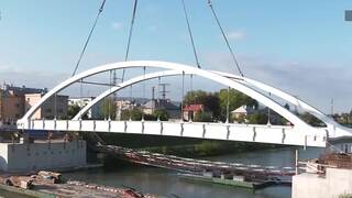 Unikátna prekládka mosta v Ilave. 130 tonový kolos zdvíhali pomocou špeciálneho žeriava dovezeného z Rakúska