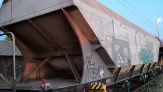 Dramatický incident na železničnej stanici: Dve osoby zasiahnuté elektrickým prúdom na streche nákladného vozňa