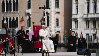 Pápež prišiel do Benátok, navštívil výstavu vo väznici. Po siedmich mesiacoch tak opäť cestoval mimo Ríma