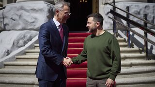 Šéf NATO prišiel na neohlásenú návštevu do Kyjeva. Zelenskyj sa posťažoval na pomalé dodávky pomoci