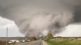FOTO/VIDEO: Amerikou sa prehnali desiatky tornád. Ničili všetko, čo im prišlo do cesty