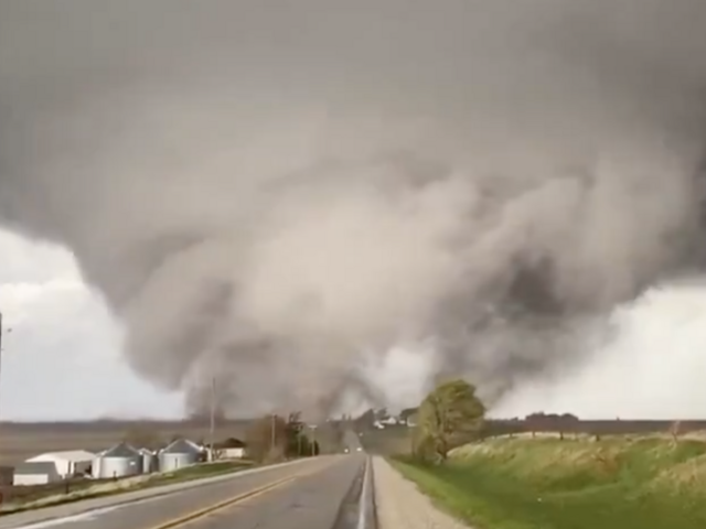 FOTO/VIDEO: Amerikou sa prehnali desiatky tornád. Ničili všetko, čo im prišlo do cesty