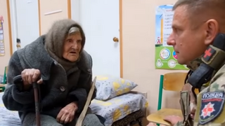 VIDEO: Kráčala bez jedla a vody, podopierala sa o drevené palice. Takmer storočná starenka pešo utiekla pred Rusmi