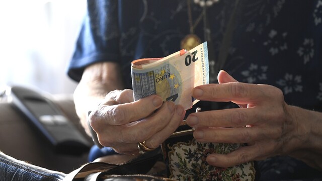 Výplata - dôchodky - dôchodok - peniaze - poplatky - poplatok - eurá