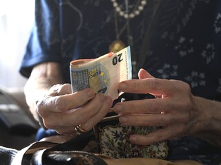 Výplata - dôchodky - dôchodok - peniaze - poplatky - poplatok - eurá