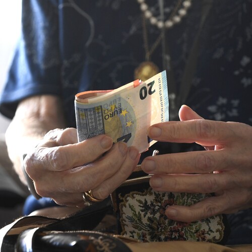 Výplata - dôchodky - dôchodok - peniaze - poplatky - poplatok - eurá