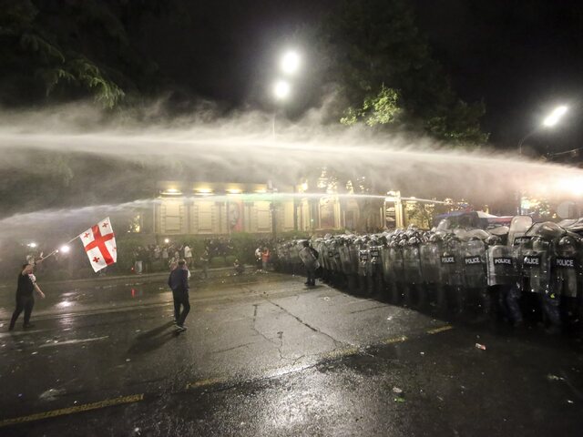 Chaos v Gruzínsku. Ľudia vyšli do ulíc Tbilisi, polícia musela použiť slzotvorný plyn a vodné delá