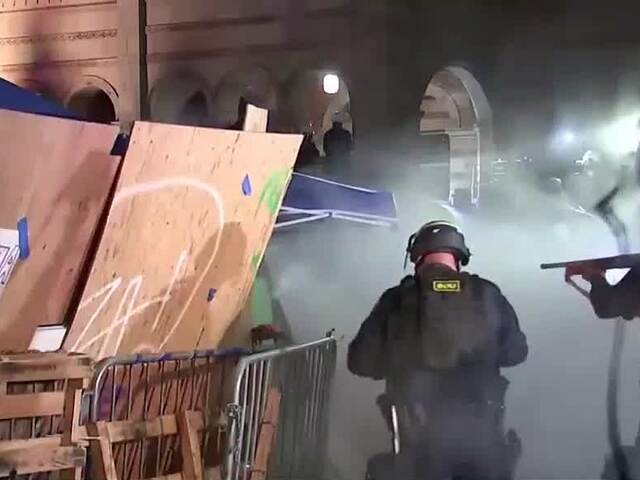 Polícia zasahovala na  Kalifornskej univerzite. Časť areálu školy pripomínala bojovú zónu