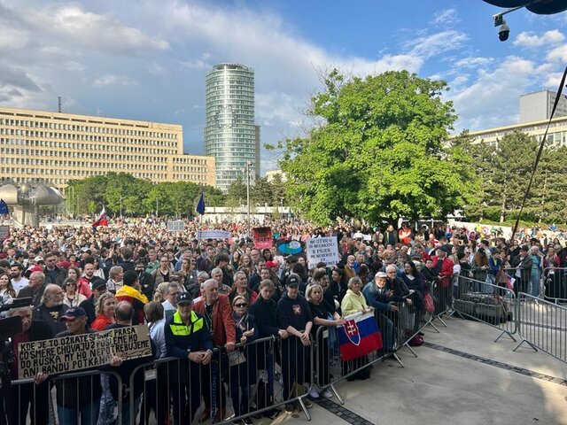 FOTO: Opozícia zvolala ľudí na námestie, rečníci prišli v čiernom. Vláde vyčítali zmeny týkajúce sa druhého piliera a RTVS
