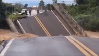 VIDEO: Most nevydržal a spadol ako domino. Brazíliu sužujú záplavy, ulice sa zmenili na rieky