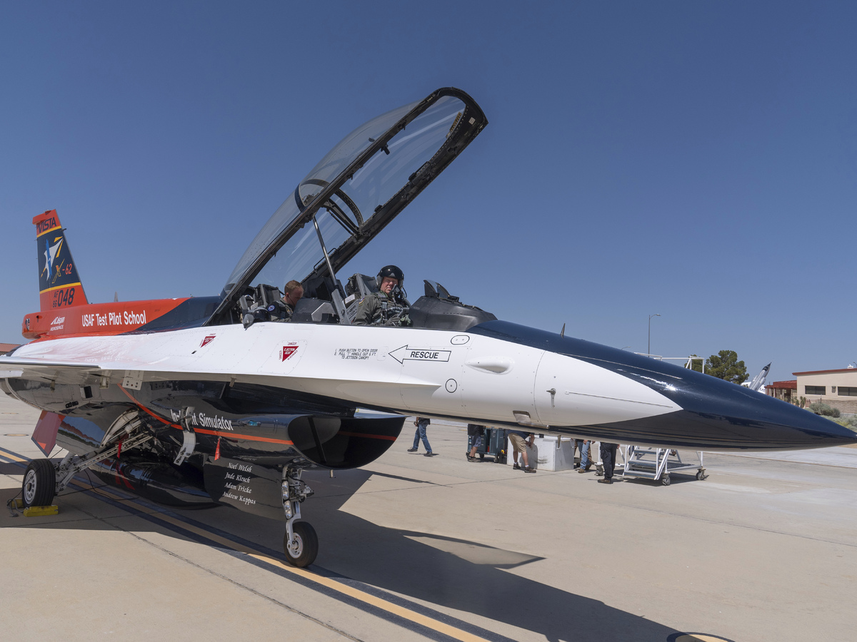 F-16 let AI