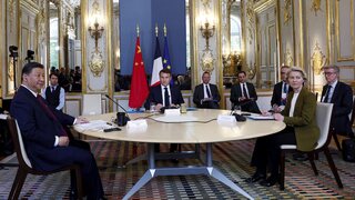 Čínsky prezident začal cestu po Európe. Prvá návšteva je vo Francúzsku, stretol sa s Macronom a von der Leyenovou