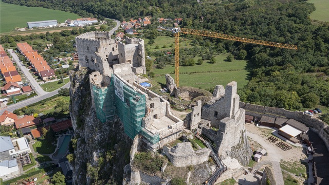 Na snímke z dronu lešenie na hrade Beckov počas pokračujúcej rekonštrukcie hradu, 1. septembra 2022 v Beckove. 