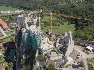 Na snímke z dronu lešenie na hrade Beckov počas pokračujúcej rekonštrukcie hradu, 1. septembra 2022 v Beckove. 