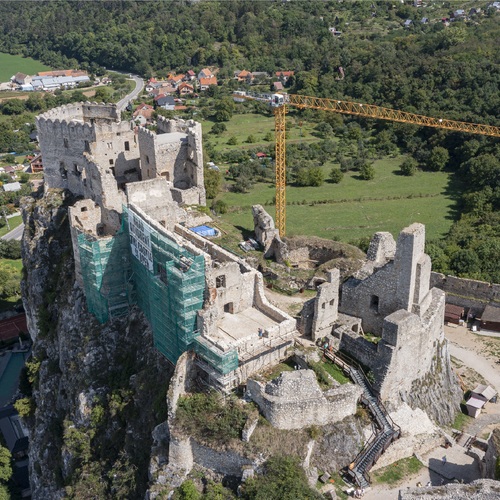 Na snímke z dronu lešenie na hrade Beckov počas pokračujúcej rekonštrukcie hradu, 1. septembra 2022 v Beckove. 