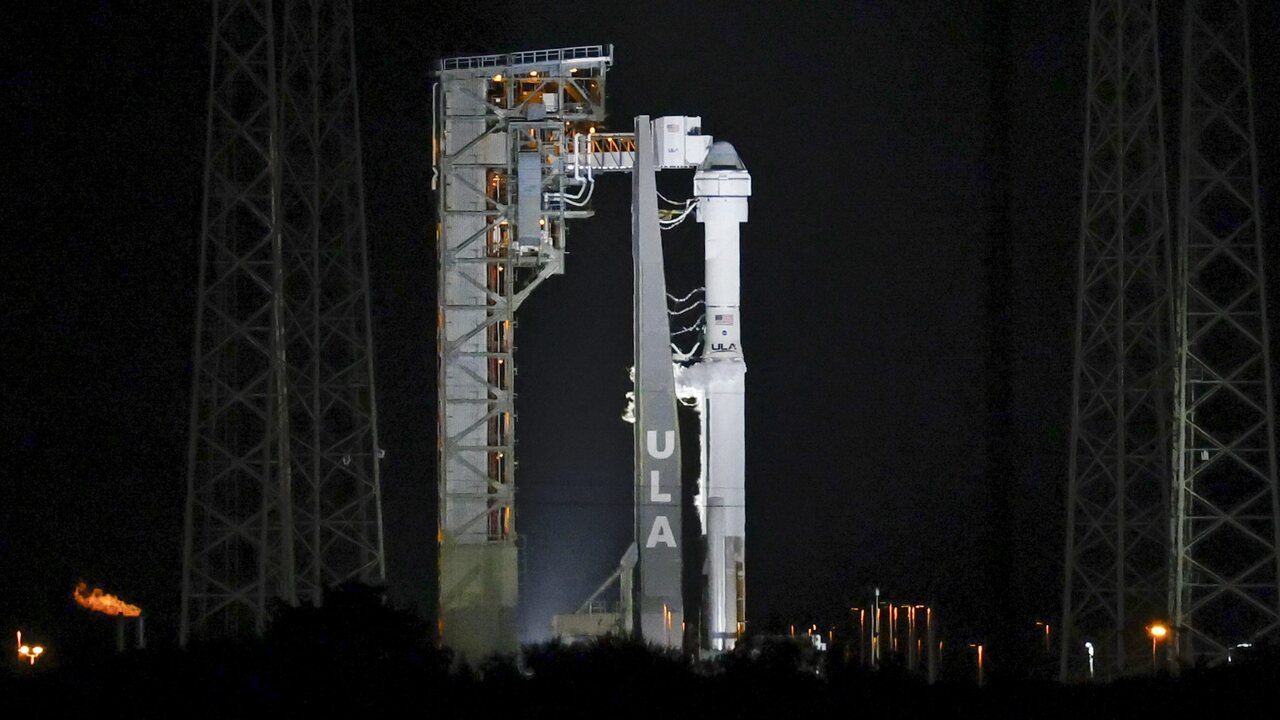 Boeing's Starliner na vrchole rakety Atlas V je videná v Space Launch Complex 41 po tom, čo bol pokus o odpálenie vyčistený na Cape Canaveral Space Force Station