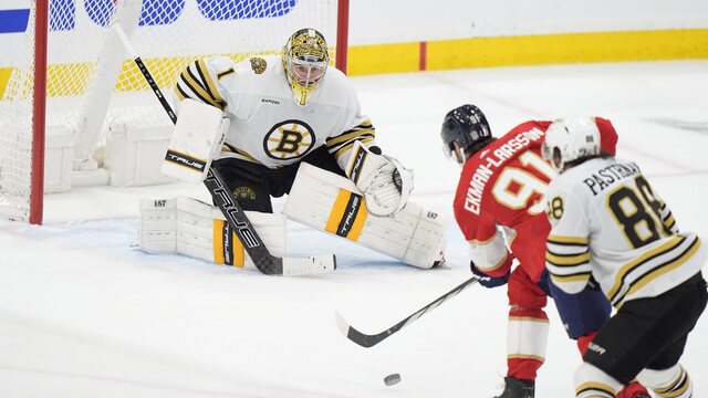 Obranca Floridy Panthers Oliver Ekman-Larsson (91) sa pokúsil vystreliť na brankára Bostonu Bruins Jeremyho Swaymana (1), keď ho počas tretiny prenasleduje pravé krídlo David Pastrnak (88). obdobie 1. zápasu série 2. kola play-off Stanley Cupu
