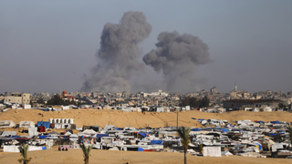 Konflikt na Blízkom východe sa vyostruje. Izraelská armáda tvrdí, že jej jednotky bojujú v Rafahu