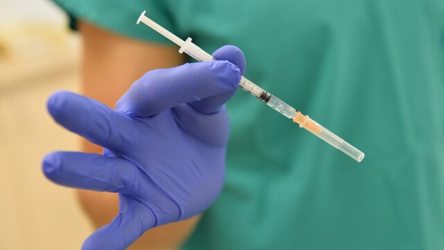 injekcia-vakcina-striekačka-doktor