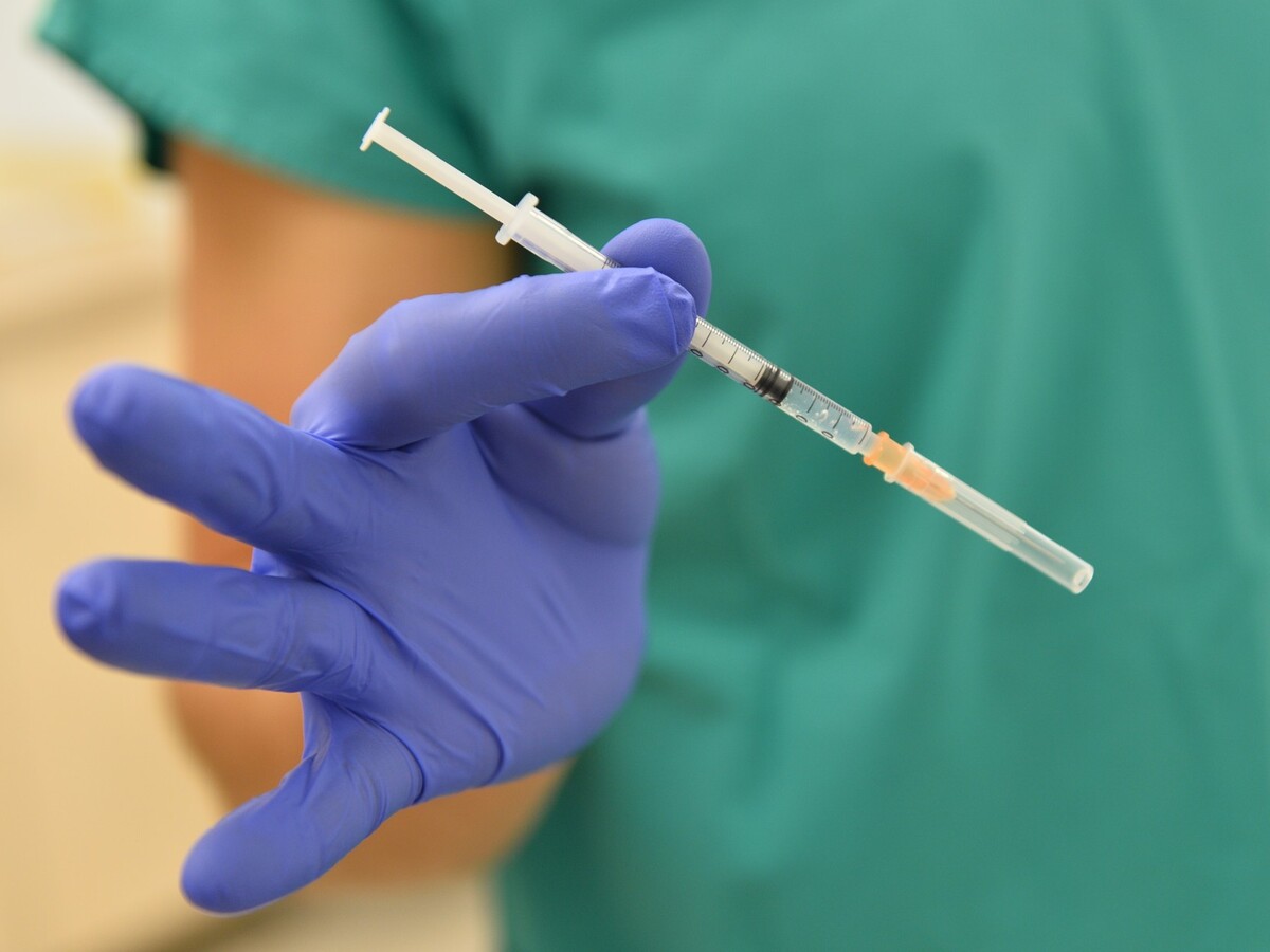 injekcia-vakcina-striekačka-doktor