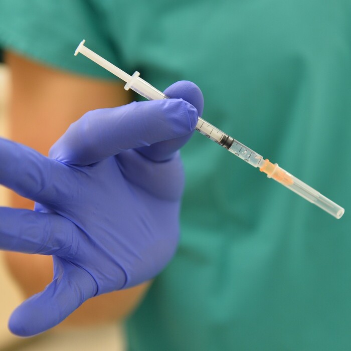 injekcia-vakcina-striekačka-doktor