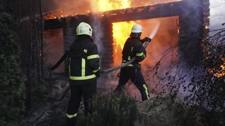 Hasiči uhasili požiar po tom, čo bol dom zasiahnutý ruským ostreľovaním v Charkove na Ukrajine