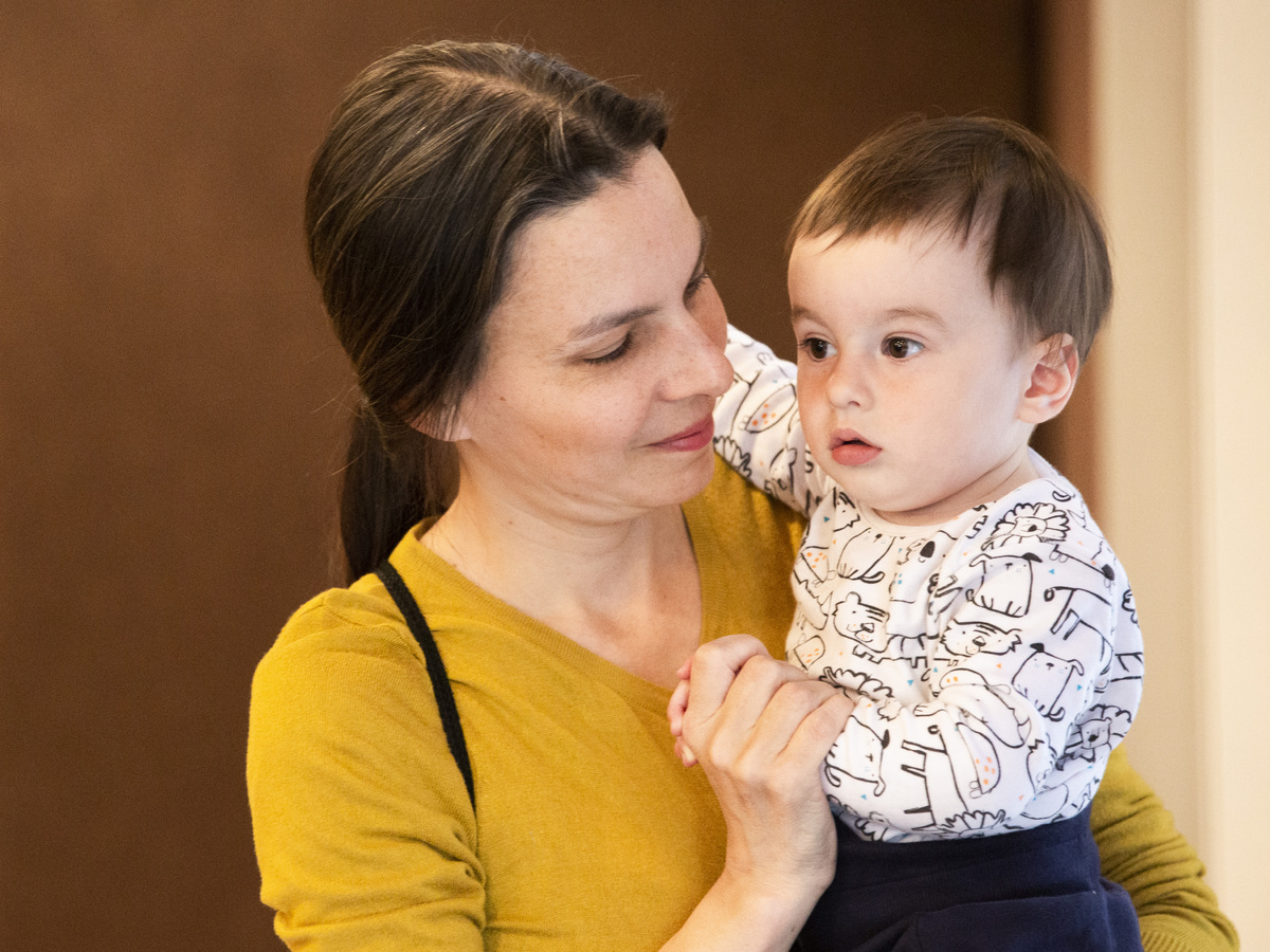 Na snímke mama s dieťaťom počas Dňa matiek v bratislavskej mestskej časti Vajnory
