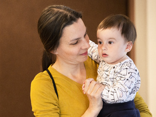 Na snímke mama s dieťaťom počas Dňa matiek v bratislavskej mestskej časti Vajnory