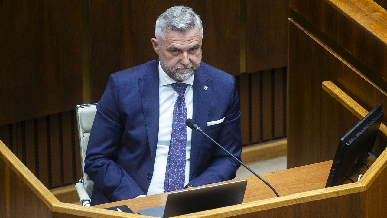 Na snímke poslanec NRSR Tibor Gašpar (Smer-SD) počas rokovania 12. schôdze parlamentu