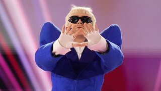Joost Klein z Holandska prichádza na pódium na predstavovanie umelcov počas generálnej skúšky na finále pesničkovej súťaže Eurovízia vo švédskom Malmö v piatok 10. mája 2024.