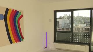 Vernisáž spája umenie s praktickosťou. Aj drobné umelecké dielo v byte vie určiť tón celému ďalšiemu zariadeniu