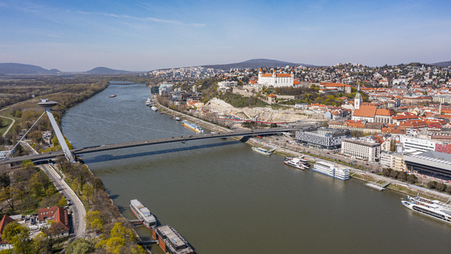 Na snímke z dronu pohľad na most SNP, Bratislavský hrad a centrum mesta Bratislava