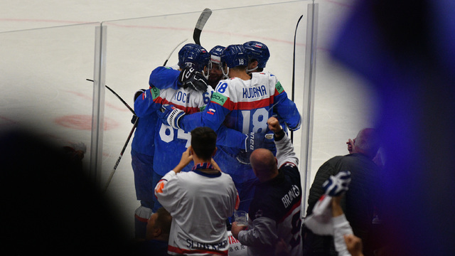 Slovenskí hokejisti počas zápasu základnej B-skupiny Slovensko - Kazachstan